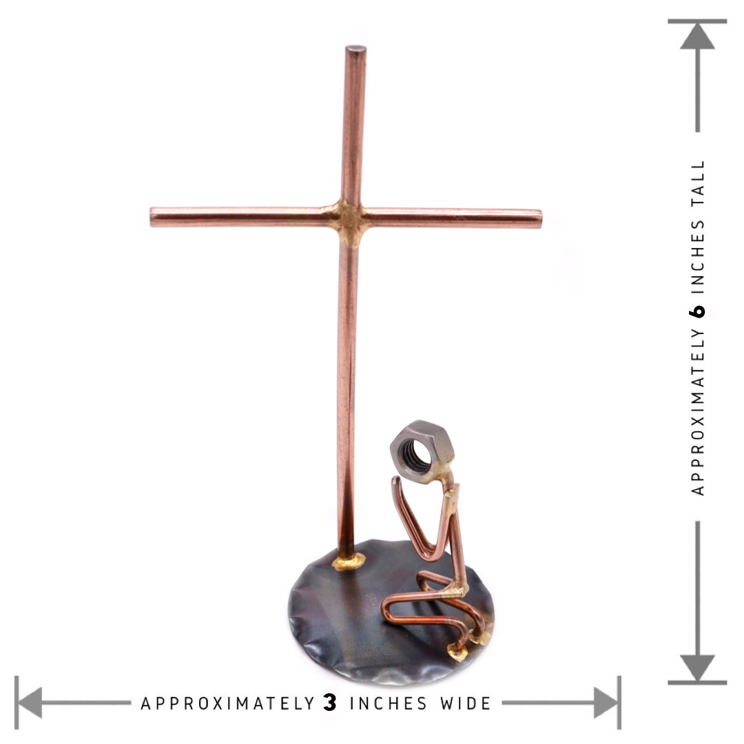 Hombre rezando en la cruz