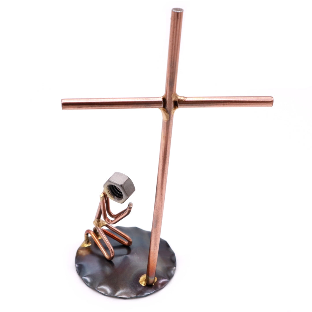 Hombre rezando en la cruz