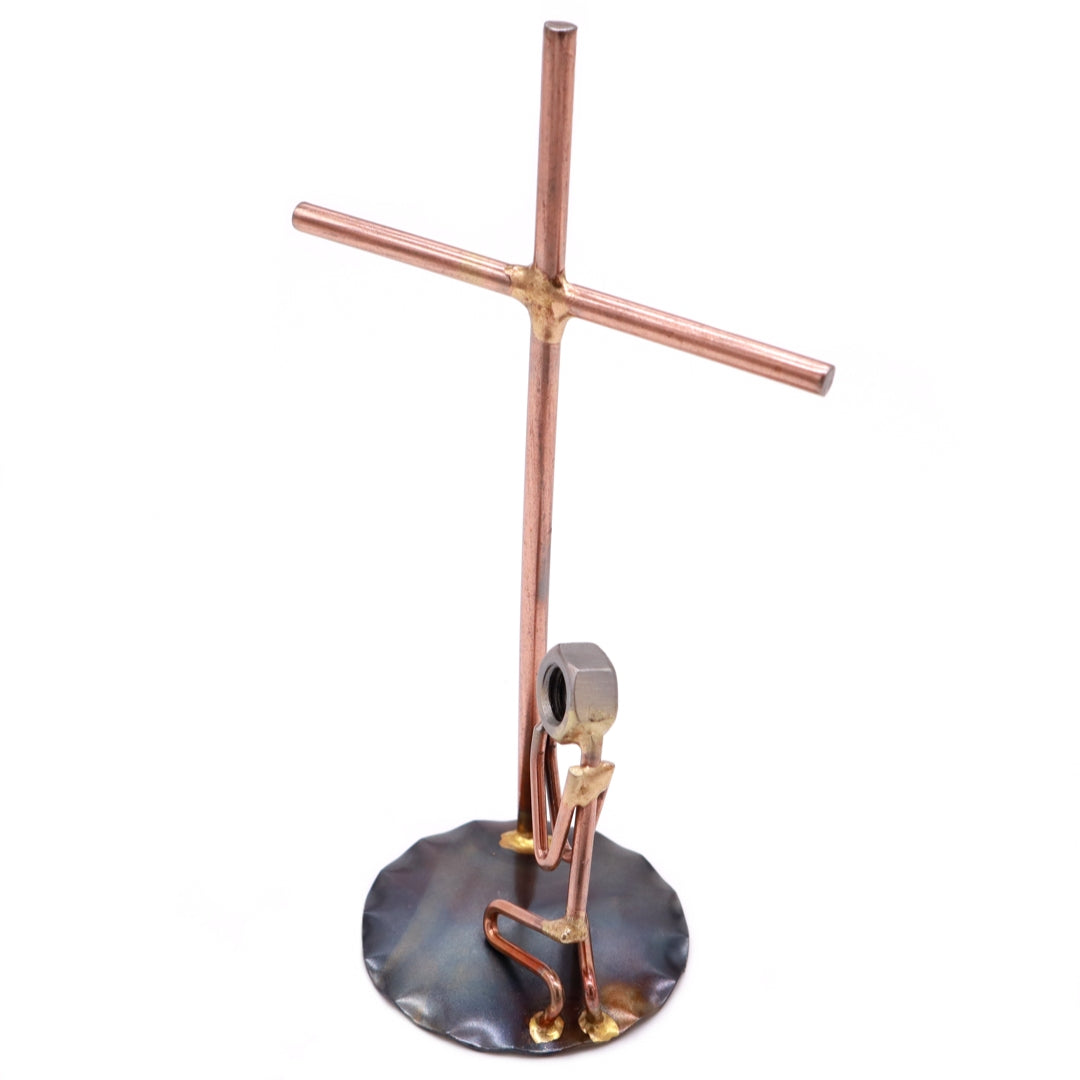 Hombre rezando en la cruz