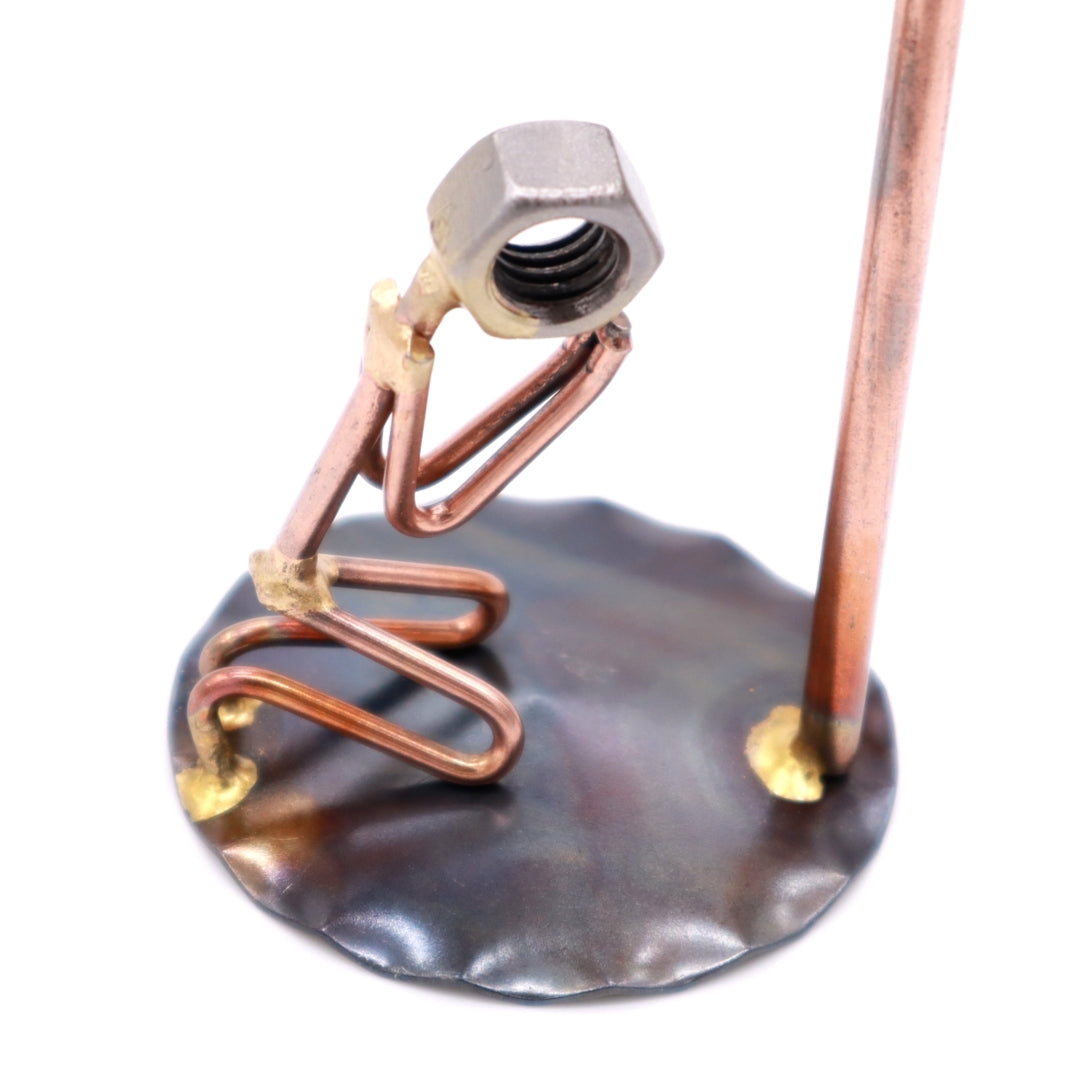 Hombre rezando en la cruz